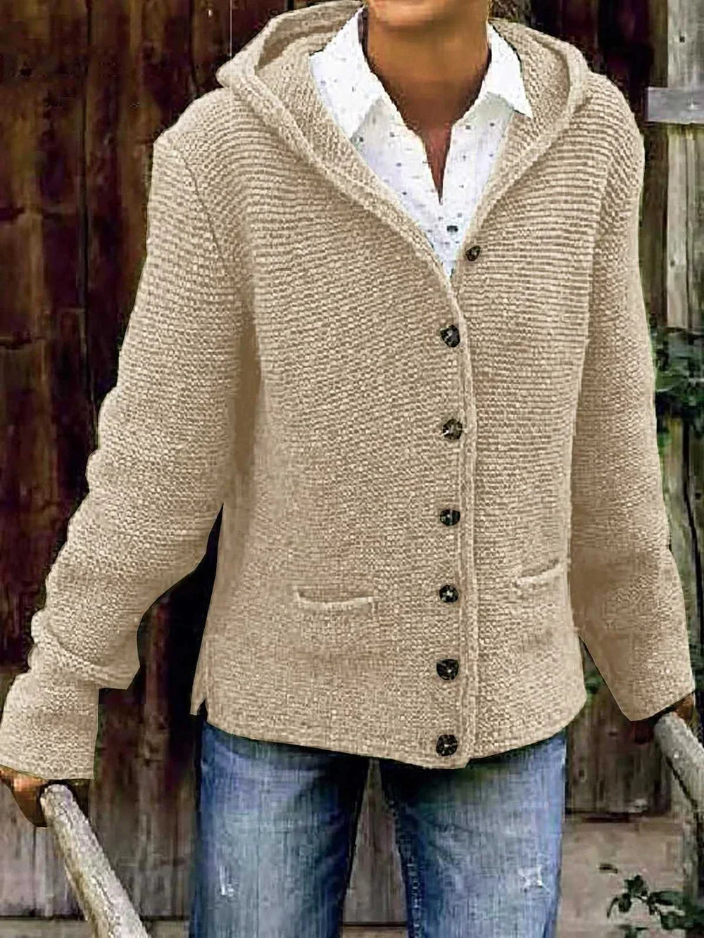 Nada cardigan – een stijlvolle gebreide vest met capuchon voor ultiem comfort en warmte. Gemaakt van duurzaam acryl met een zachte touch. Perfect voor casual outfits en koelere dagen. Verkrijgbaar in groen, geel, grijs, zwart en khaki. Een veelzijdige must-have voor elke garderobe. Bestel nu en ervaar de perfecte mix van knusse warmte en moderne stijl!