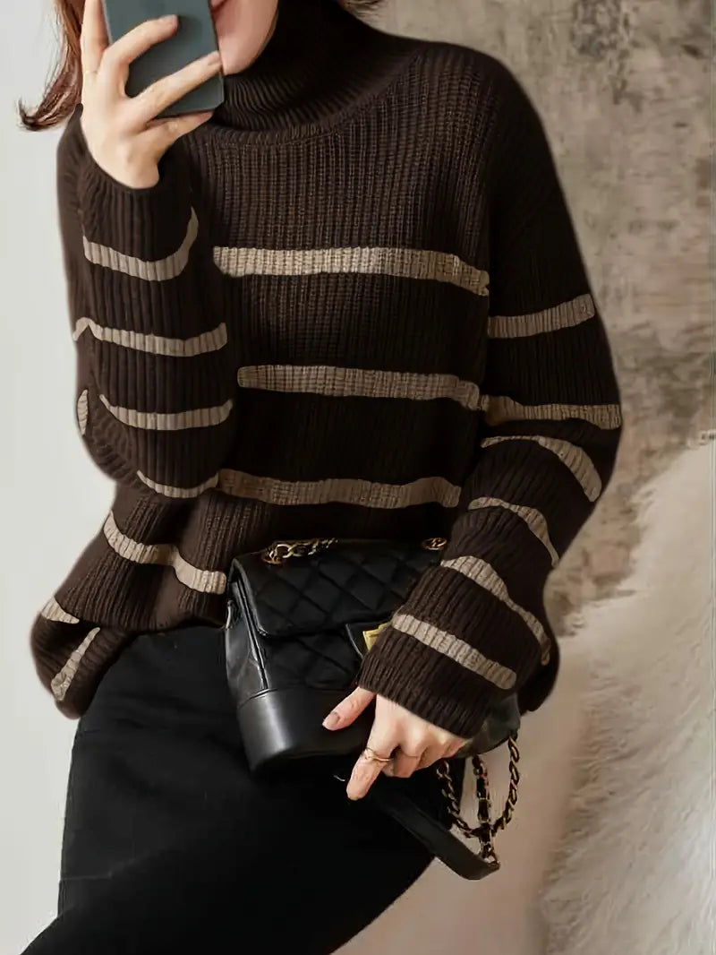 Louisa gestreepte turtleneck sweater – een tijdloze combinatie van stijl en comfort. Met een relaxte pasvorm, zachte textuur en klassieke strepen biedt deze trui een chique uitstraling. Ideaal voor koffieafspraken, casual uitjes of een knusse dag thuis. Draag hem in laagjes of solo voor een stijlvolle look. Verkrijgbaar in koffie, maten M-2XL. Voeg verfijning en warmte toe aan je garderobe met de Louisa. Bestel nu!