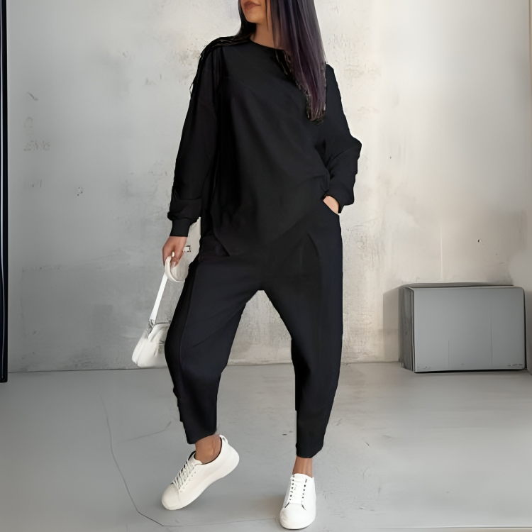 Ravenna Loungeset - Geniet van moeiteloos comfort en stijl met Ravenna, een moderne loungeset met een relaxte pasvorm. Perfect voor casual dagen, loungen thuis of snelle boodschappen. Verkrijgbaar in wit, grijs en zwart, in maten S-4XL. Het veelzijdige design en de chique uitstraling maken Ravenna een must-have voor elke garderobe. Upgrade je dagelijkse look met deze comfortabele en stijlvolle set. Bestel nu en ervaar ontspannen luxe!