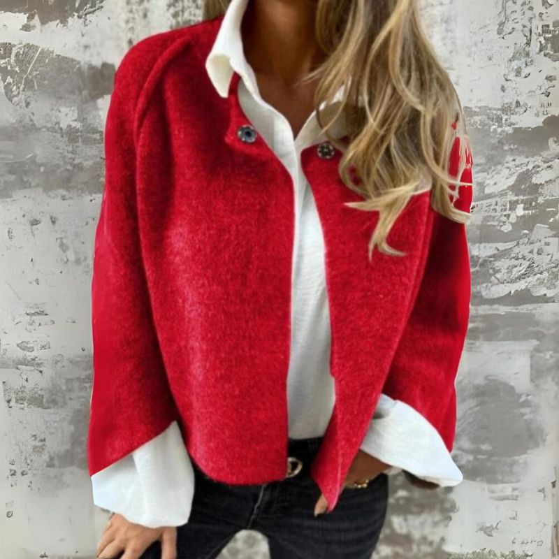 Mai Jas - Voeg moderne elegantie toe aan je garderobe met Mai, een stijlvolle jas met knoopsluiting en een gestructureerd silhouet. Perfect voor werk, casual uitstapjes of semi-formele gelegenheden. Verkrijgbaar in khaki, grijs, zwart, blauw, groen en rood, in maten S-4XL. Het strakke ontwerp en de comfortabele pasvorm maken Mai een veelzijdige must-have. Upgrade je look met Mai en ervaar de perfecte mix van stijl en comfort. Bestel nu en straal moeiteloze chic uit!