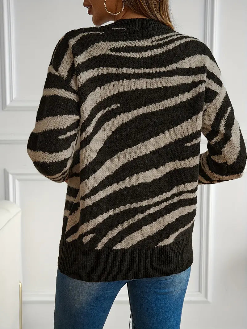 Benedetta zebra-print trui: een gedurfde, trendy toevoeging aan je garderobe. Ideaal voor casual uitjes, knusse weekenden of stijlvolle bijeenkomsten. Ontspannen pasvorm en zachte stof bieden comfort en warmte voor de hele dag. Combineer moeiteloos met jeans, rokken of broeken voor een moderne look. Verkrijgbaar in zwart, maten S-XL. Voeg een speelse, verfijnde flair toe aan je outfit met de Benedetta. Bestel nu en maak een statement met unieke stijl en cozy comfort!