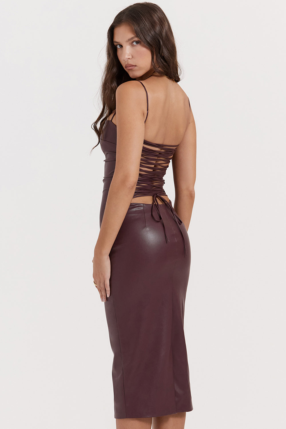 Zinhle is een luxe leren jurk met een open rug, spaghettibandjes en een flatterende bodycon-pasvorm, perfect voor avondjes uit en glamoureuze evenementen. Gemaakt van hoogwaardig synthetisch leer voor een chique en verfijnde uitstraling. Verkrijgbaar in zwart en donkerrood, maten XS-2XL. Creëer een gedurfde en stijlvolle look met Zinhle. Bestel nu en straal zelfvertrouwen en elegantie uit!