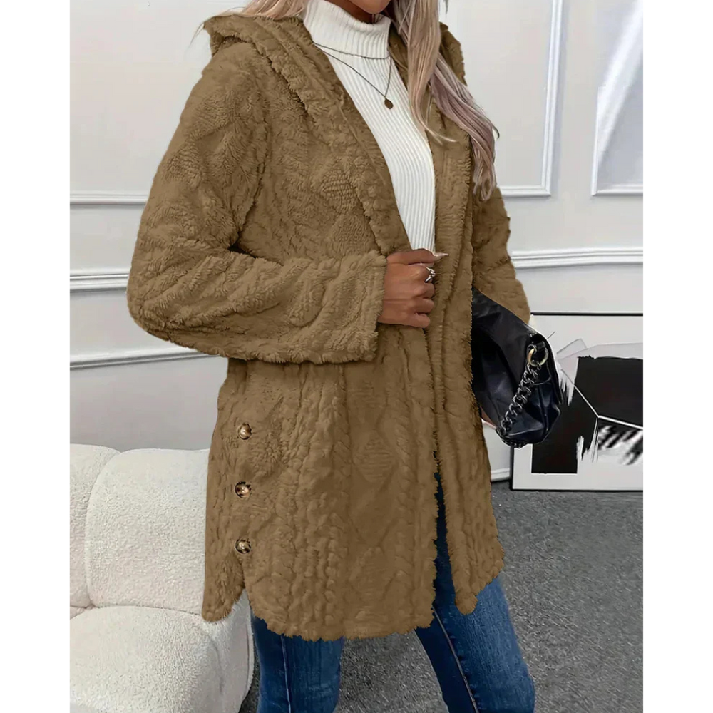 Ontdek de Lourdes, een gewatteerde jas die stijl en warmte combineert voor koude dagen. Met een comfortabele pasvorm en capuchon biedt de Lourdes moeiteloze chic en extra warmte. Perfect voor casual uitjes of als stijlvolle laag, verkrijgbaar in Beige, Zwart, Grijs en Bruin (maten S-2XL). Het veelzijdige ontwerp past bij elke outfit. Bestel vandaag nog en ervaar tijdloze elegantie en comfort!