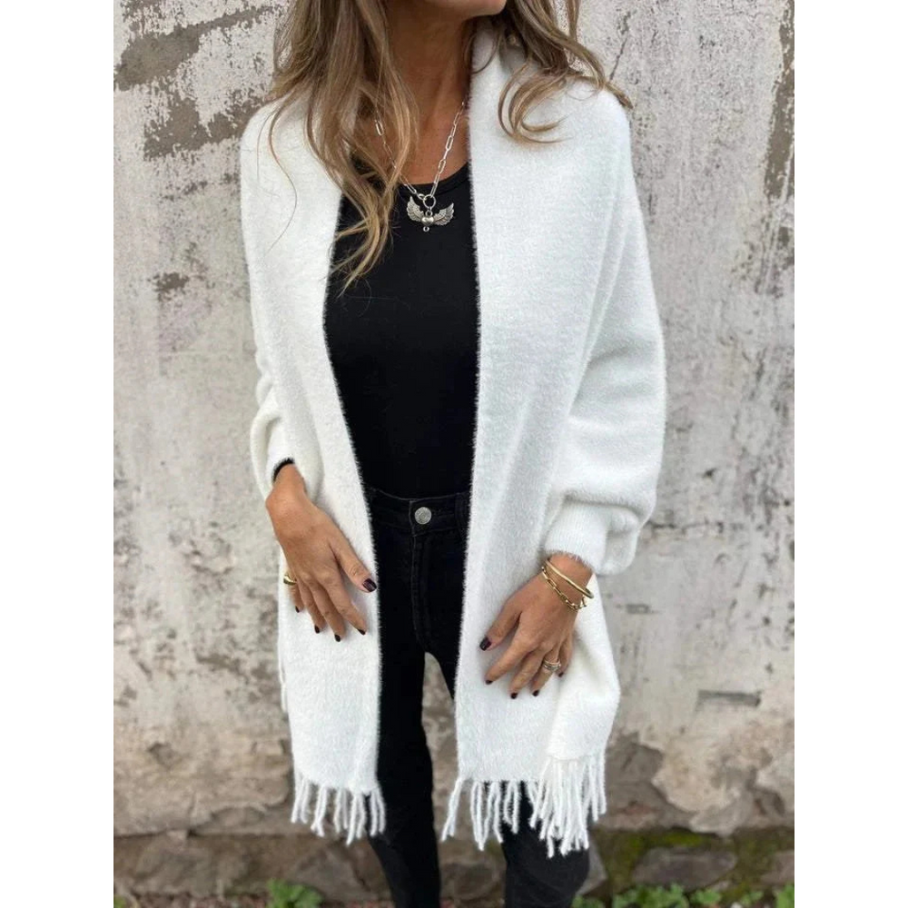 Ontdek de Marisol, een veelzijdig vest dat elegantie en comfort combineert. Met een relaxte pasvorm en stijlvolle franjes is het perfect voor casual uitstapjes, knusse avonden of als extra laagje. Verkrijgbaar in grijs, zwart en wit, voegt de Marisol warmte en verfijning toe aan elke look. Ideaal om te layeren en geschikt voor zowel casual als chique gelegenheden. Bestel nu de Marisol en geniet van tijdloze stijl en comfort, perfect voor elk seizoen!