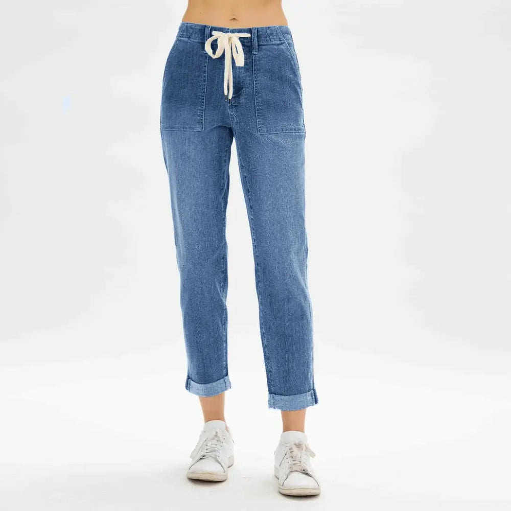 Narcissa jeans: tijdloze high-waisted jeans met relaxed-fit, rechte pijpen en een vleugje stretch voor ultiem comfort en een flatterend silhouet. Gemaakt van zacht, ademend katoen, perfect voor casual uitjes en dagelijkse looks. Verkrijgbaar in donkerblauw en lichtblauw, in maten XS t/m 3XL. Combineer comfort, stijl en veelzijdigheid met de Narcissa jeans. Bestel nu en upgrade je denimcollectie met deze must-have klassieker!