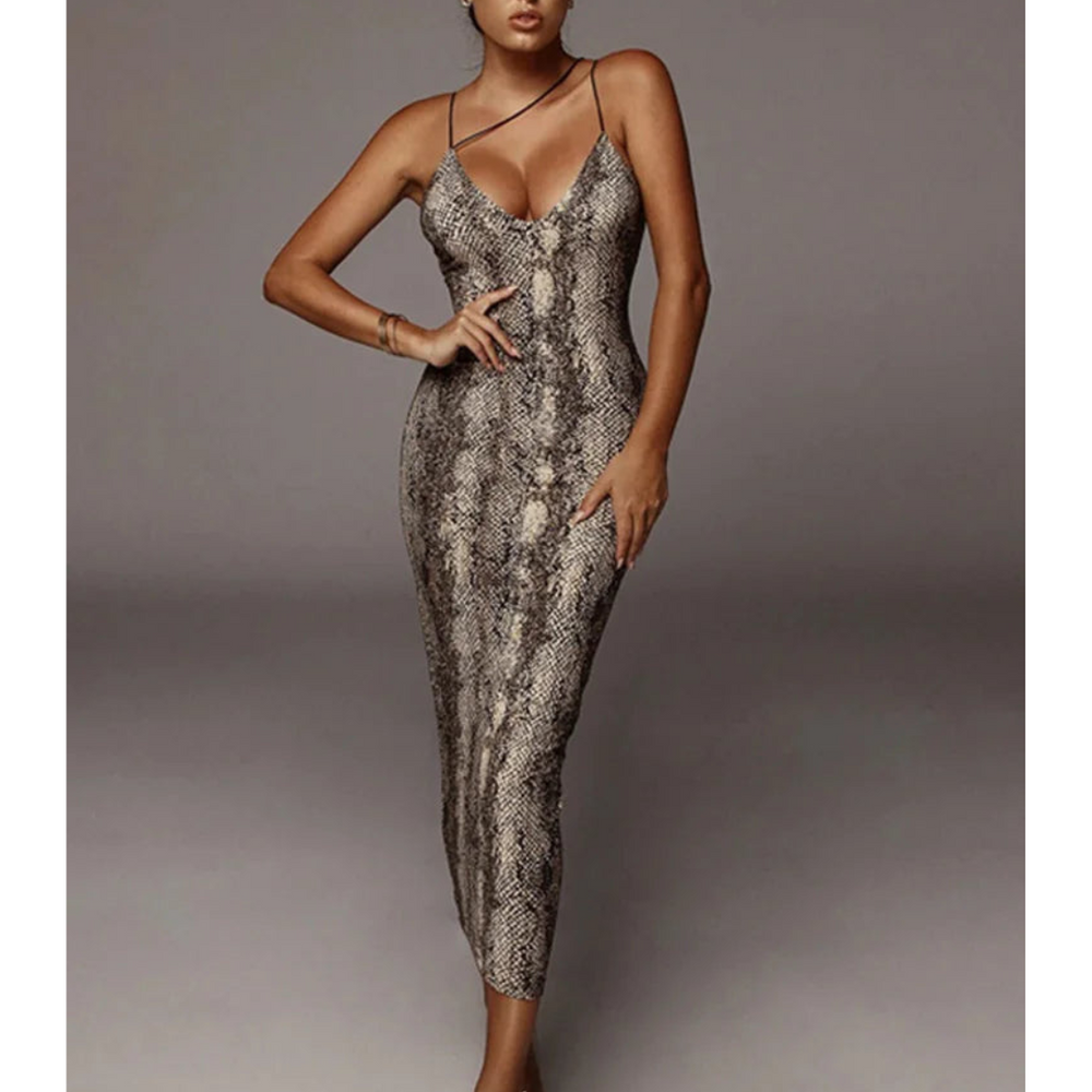 De Paloma jurk combineert gedurfde elegantie en krachtige stijl met keuze uit luipaard- of slangenprint. Deze flatterende jurk accentueert je silhouet en is perfect voor avondjes uit, cocktailparty’s of speciale gelegenheden. Met een comfortabele pasvorm en opvallend design straal je zelfvertrouwen en verfijning uit. Verkrijgbaar in maten S-XL. Bestel nu de Paloma en maak een statement met een jurk die elegantie en lef perfect samenbrengt!