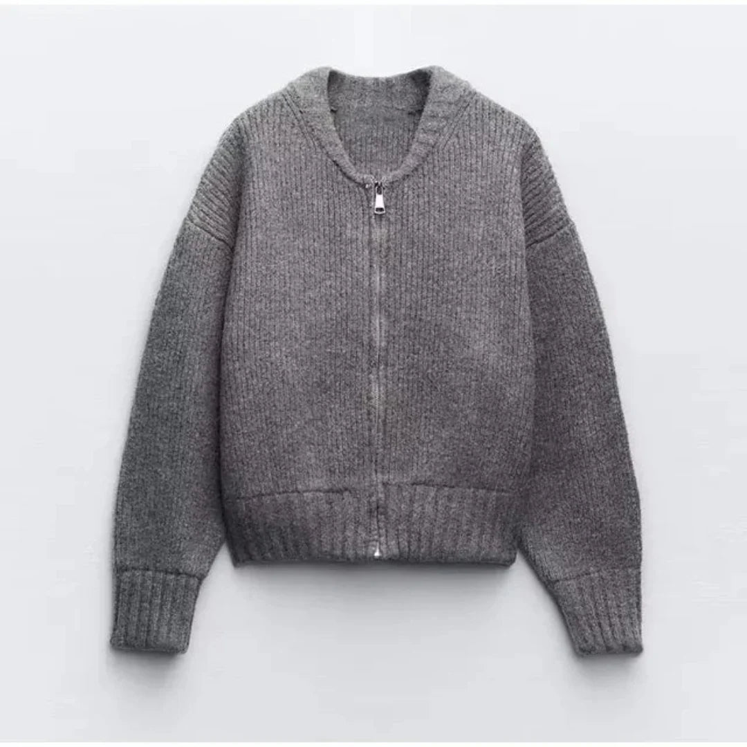 Raiza gebreide cardigan biedt stijl en comfort voor koelere dagen. Met een elegant breipatroon, handige ritssluiting en een veelzijdige grijstint is deze cardigan perfect voor casual uitstapjes