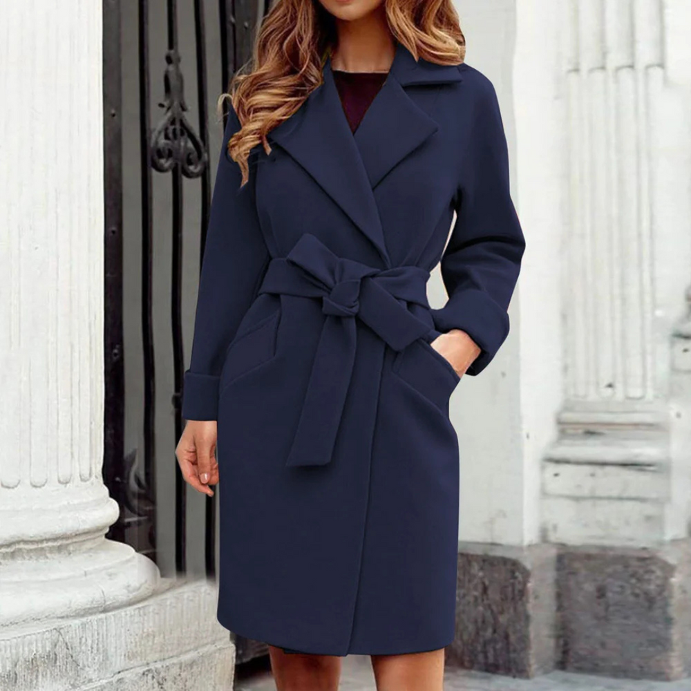 De Rosalyn trenchcoat biedt tijdloze elegantie en comfort, perfect voor formele gelegenheden en stijlvolle dagelijkse looks. Met een flatterende ceintuur, een elegant silhouet en een warme pasvorm is deze jas een must-have voor koelere dagen. Verkrijgbaar in Blauw, Roze, Rood en Marineblauw, in maten S-2XL. Upgrade je garderobe met deze klassieke trenchcoat en ervaar moeiteloze verfijning en stijl bij elke gelegenheid. Bestel nu!