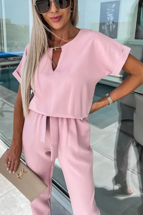 Ervaar moeiteloos comfort en verfijnde stijl met de Cassia jumpsuit. Deze veelzijdige outfit heeft een flatterende V-hals, elastische taille met stijlvolle riem en handige zakken. Gemaakt van zacht polyester voor een elegante val en de hele dag comfort. Beschikbaar in abrikoos, zwart, rozerood en roze, in maten XS tot XL. Ideaal voor werk, casual uitjes of weekendboodschappen. Upgrade je dagelijkse garderobe met de Cassia jumpsuit.