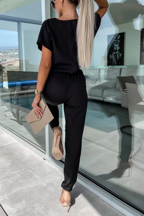 Ervaar moeiteloos comfort en verfijnde stijl met de Cassia jumpsuit. Deze veelzijdige outfit heeft een flatterende V-hals, elastische taille met stijlvolle riem en handige zakken. Gemaakt van zacht polyester voor een elegante val en de hele dag comfort. Beschikbaar in abrikoos, zwart, rozerood en roze, in maten XS tot XL. Ideaal voor werk, casual uitjes of weekendboodschappen. Upgrade je dagelijkse garderobe met de Cassia jumpsuit.