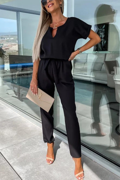 Ervaar moeiteloos comfort en verfijnde stijl met de Cassia jumpsuit. Deze veelzijdige outfit heeft een flatterende V-hals, elastische taille met stijlvolle riem en handige zakken. Gemaakt van zacht polyester voor een elegante val en de hele dag comfort. Beschikbaar in abrikoos, zwart, rozerood en roze, in maten XS tot XL. Ideaal voor werk, casual uitjes of weekendboodschappen. Upgrade je dagelijkse garderobe met de Cassia jumpsuit.