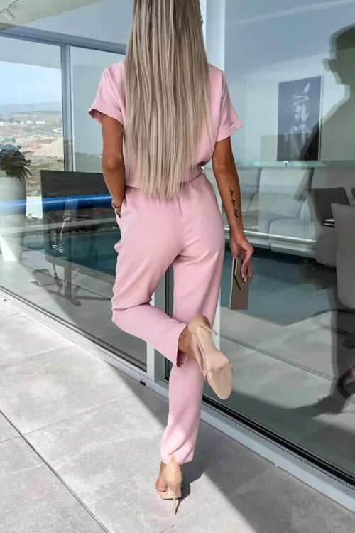 Ervaar moeiteloos comfort en verfijnde stijl met de Cassia jumpsuit. Deze veelzijdige outfit heeft een flatterende V-hals, elastische taille met stijlvolle riem en handige zakken. Gemaakt van zacht polyester voor een elegante val en de hele dag comfort. Beschikbaar in abrikoos, zwart, rozerood en roze, in maten XS tot XL. Ideaal voor werk, casual uitjes of weekendboodschappen. Upgrade je dagelijkse garderobe met de Cassia jumpsuit.