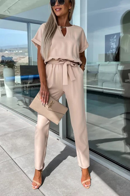 Ervaar moeiteloos comfort en verfijnde stijl met de Cassia jumpsuit. Deze veelzijdige outfit heeft een flatterende V-hals, elastische taille met stijlvolle riem en handige zakken. Gemaakt van zacht polyester voor een elegante val en de hele dag comfort. Beschikbaar in abrikoos, zwart, rozerood en roze, in maten XS tot XL. Ideaal voor werk, casual uitjes of weekendboodschappen. Upgrade je dagelijkse garderobe met de Cassia jumpsuit.
