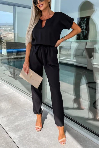 Ervaar moeiteloos comfort en verfijnde stijl met de Cassia jumpsuit. Deze veelzijdige outfit heeft een flatterende V-hals, elastische taille met stijlvolle riem en handige zakken. Gemaakt van zacht polyester voor een elegante val en de hele dag comfort. Beschikbaar in abrikoos, zwart, rozerood en roze, in maten XS tot XL. Ideaal voor werk, casual uitjes of weekendboodschappen. Upgrade je dagelijkse garderobe met de Cassia jumpsuit.