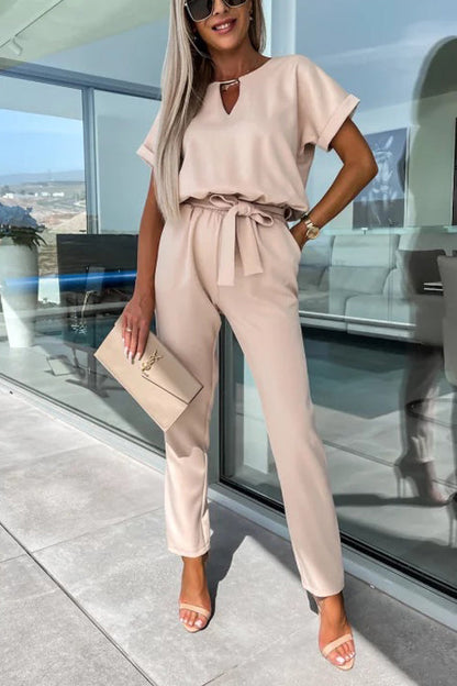 Ervaar moeiteloos comfort en verfijnde stijl met de Cassia jumpsuit. Deze veelzijdige outfit heeft een flatterende V-hals, elastische taille met stijlvolle riem en handige zakken. Gemaakt van zacht polyester voor een elegante val en de hele dag comfort. Beschikbaar in abrikoos, zwart, rozerood en roze, in maten XS tot XL. Ideaal voor werk, casual uitjes of weekendboodschappen. Upgrade je dagelijkse garderobe met de Cassia jumpsuit.