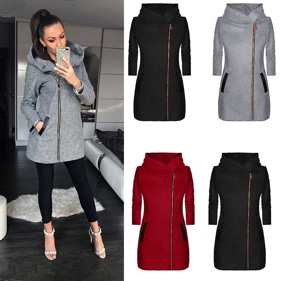 Amara hooded jas met asymmetrische ritssluiting – een stijlvolle combinatie van moderne elegantie en comfort. Ideaal voor casual uitjes, wandelingen of avondgelegenheden. Verkrijgbaar in rood, grijs en zwart, maten S-4XL. De flatterende pasvorm en knusse capuchon maken het een veelzijdige keuze voor elk seizoen. Voeg warmte en een edgy touch toe aan je garderobe met de Amara. Bestel nu en ervaar chique comfort in elke setting!