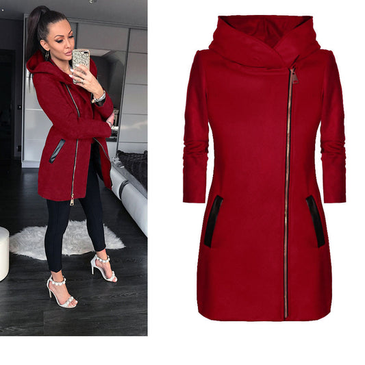 Amara hooded jas met asymmetrische ritssluiting – een stijlvolle combinatie van moderne elegantie en comfort. Ideaal voor casual uitjes, wandelingen of avondgelegenheden. Verkrijgbaar in rood, grijs en zwart, maten S-4XL. De flatterende pasvorm en knusse capuchon maken het een veelzijdige keuze voor elk seizoen. Voeg warmte en een edgy touch toe aan je garderobe met de Amara. Bestel nu en ervaar chique comfort in elke setting!