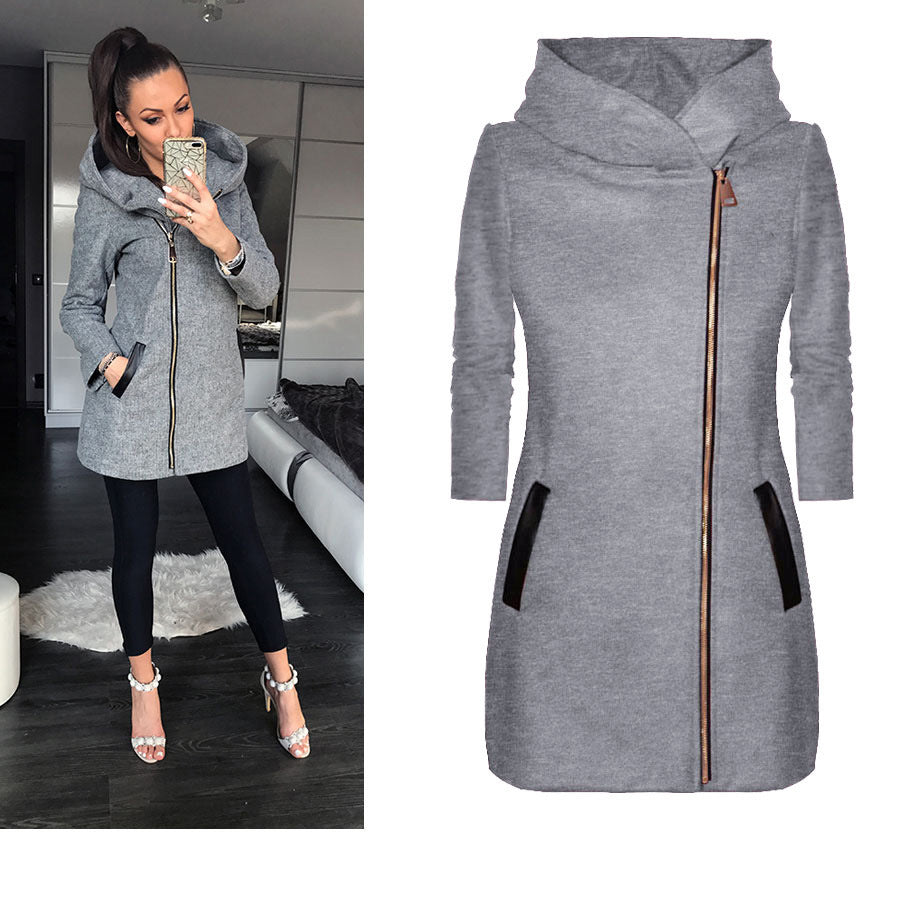 Amara hooded jas met asymmetrische ritssluiting – een stijlvolle combinatie van moderne elegantie en comfort. Ideaal voor casual uitjes, wandelingen of avondgelegenheden. Verkrijgbaar in rood, grijs en zwart, maten S-4XL. De flatterende pasvorm en knusse capuchon maken het een veelzijdige keuze voor elk seizoen. Voeg warmte en een edgy touch toe aan je garderobe met de Amara. Bestel nu en ervaar chique comfort in elke setting!