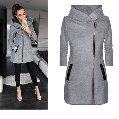 Amara hooded jas met asymmetrische ritssluiting – een stijlvolle combinatie van moderne elegantie en comfort. Ideaal voor casual uitjes, wandelingen of avondgelegenheden. Verkrijgbaar in rood, grijs en zwart, maten S-4XL. De flatterende pasvorm en knusse capuchon maken het een veelzijdige keuze voor elk seizoen. Voeg warmte en een edgy touch toe aan je garderobe met de Amara. Bestel nu en ervaar chique comfort in elke setting!