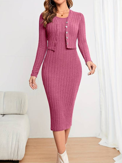 De Jeanet midi-jurk met vest combineert veelzijdige elegantie met moderne verfijning. Deze dames set bestaat uit een stijlvolle midi-jurk met dunne schouderbandjes en een aansluitende pasvorm, gecombineerd met een bijpassend vestje met lange mouwen en knoopsluiting. Gemaakt van hoogwaardig polyester voor comfort en duurzaamheid. Verkrijgbaar in de kleuren zwart, groen, roze, donkerbruin, blauw en lichtgrijs, in maten XS t/m 2XL. Perfect voor zowel casual als formele gelegenheden.