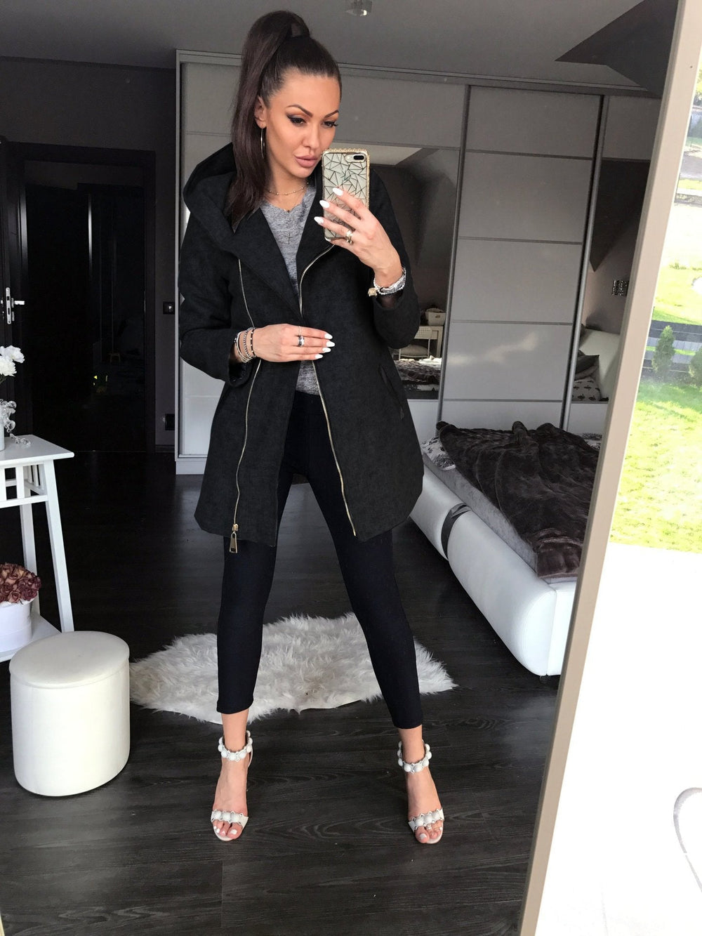 Amara hooded jas met asymmetrische ritssluiting – een stijlvolle combinatie van moderne elegantie en comfort. Ideaal voor casual uitjes, wandelingen of avondgelegenheden. Verkrijgbaar in rood, grijs en zwart, maten S-4XL. De flatterende pasvorm en knusse capuchon maken het een veelzijdige keuze voor elk seizoen. Voeg warmte en een edgy touch toe aan je garderobe met de Amara. Bestel nu en ervaar chique comfort in elke setting!