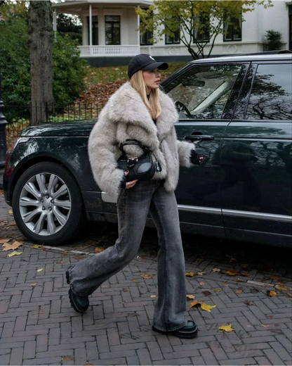 vrouw in dikke zachte faux fur (vegan bont) jas met grote kraag 