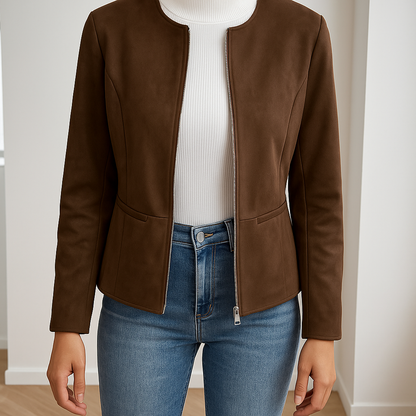 De Marigold jas combineert strakke elegantie met veelzijdige stijl. Deze moderne jas met ritssluiting en getailleerde pasvorm is perfect voor casual uitjes, koffiedates en als extra laag op koelere dagen. Verkrijgbaar in bruin en zwart, maten S-2XL. Ideaal voor zowel casual als semi-formele looks. Voeg verfijning toe aan je garderobe en blijf stijlvol en comfortabel de hele dag door. Bestel nu en upgrade je dagelijkse stijl met de Marigold!