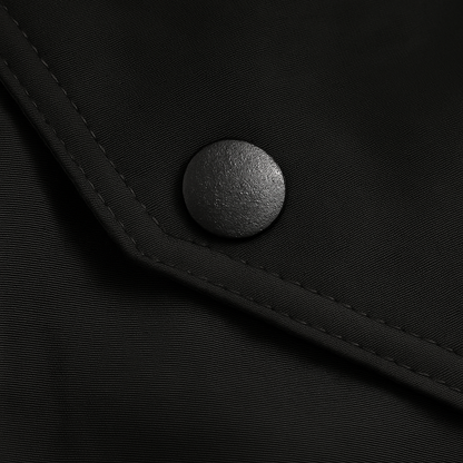 drukknoop op de voorzak van de regenjas dionne