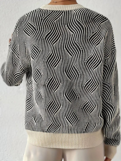 Allegra trui met abstract patroon in zwart en wit – een stijlvolle en veelzijdige must-have voor elke garderobe. Met een comfortabele pasvorm en tijdloos kleurenpalet biedt deze trui moderne elegantie en gezellige warmte. Perfect voor werk, casual uitjes of gezellige avonden. Combineer eenvoudig met broeken, rokken of jeans voor een chique look. Verkrijgbaar in zwart/wit, maten S-XL. Voeg verfijning en comfort toe aan je outfits met de Allegra. Bestel nu!