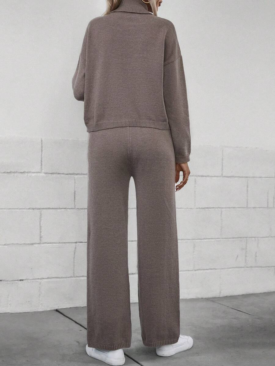 Verity sweater met wijde pasvorm en hoge hals – perfect voor knusse dagen en moeiteloze stijl. Gemaakt van zachte, warme stof en verkrijgbaar in tijdloze kleuren Khaki en Bruin. Ideaal voor casual uitjes, loungen thuis of stijlvolle koffieafspraken. Comfort en chic gecombineerd voor elke setting. Verkrijgbaar in maten S-3XL. Voeg verfijning en ultiem comfort toe aan je garderobe met de Verity. Bestel nu!