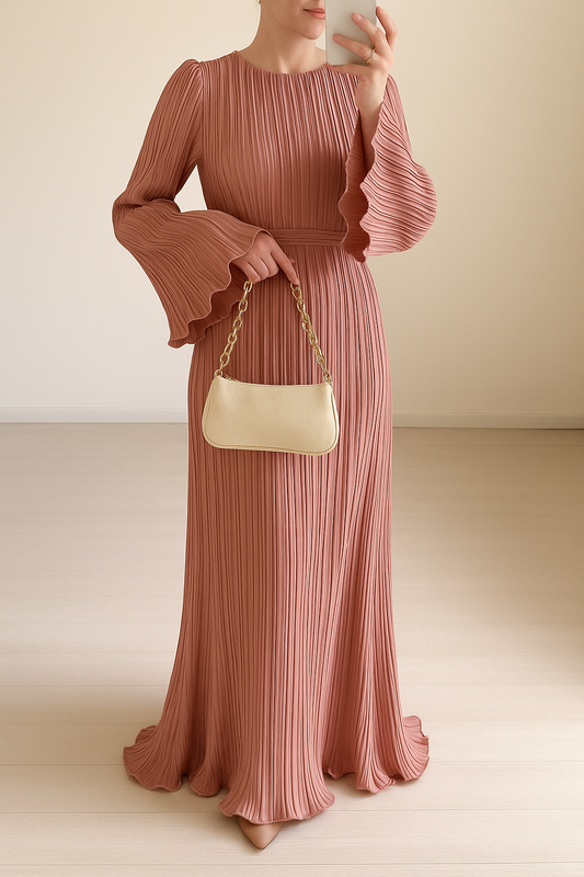 Thandeka is een elegante geplooide jurk met wijd uitlopende mouwen, perfect voor formele evenementen en chique avonden uit. Het flatterende ontwerp en de comfortabele pasvorm zorgen voor een stijlvolle en moeiteloze look. Gemaakt van hoogwaardige stof voor een luxe uitstraling. Verkrijgbaar in beige, roze, blauw in de maten S-2XL. Upgrade je avondgarderobe met Thandeka en straal tijdloze elegantie uit. Bestel nu!