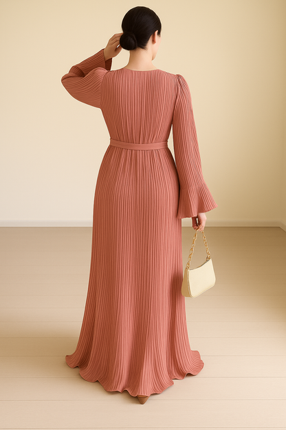 Thandeka is een elegante geplooide jurk met wijd uitlopende mouwen, perfect voor formele evenementen en chique avonden uit. Het flatterende ontwerp en de comfortabele pasvorm zorgen voor een stijlvolle en moeiteloze look. Gemaakt van hoogwaardige stof voor een luxe uitstraling. Verkrijgbaar in beige, roze, blauw in de maten S-2XL. Upgrade je avondgarderobe met Thandeka en straal tijdloze elegantie uit. Bestel nu!