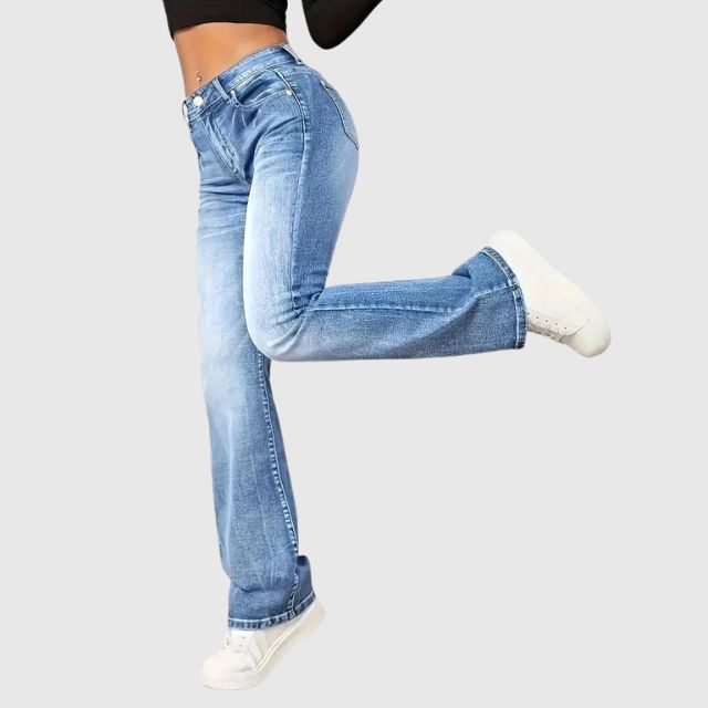 Didi high-waisted flared jeans – de perfecte mix van retro flair en modern comfort. Met een flatterende hoge taille, wijde pijpen en een lichte wassing voor een stijlvolle look. Gemaakt van duurzaam polyester voor een comfortabele pasvorm. Verkrijgbaar in zwart, donkerblauw en lichtblauw, in maten S-2XL. Ideaal voor casual en trendy outfits. Bestel nu en geef je garderobe een tijdloze upgrade!