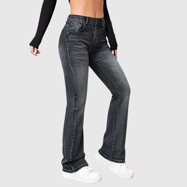 Didi high-waisted flared jeans – de perfecte mix van retro flair en modern comfort. Met een flatterende hoge taille, wijde pijpen en een lichte wassing voor een stijlvolle look. Gemaakt van duurzaam polyester voor een comfortabele pasvorm. Verkrijgbaar in zwart, donkerblauw en lichtblauw, in maten S-2XL. Ideaal voor casual en trendy outfits. Bestel nu en geef je garderobe een tijdloze upgrade!
