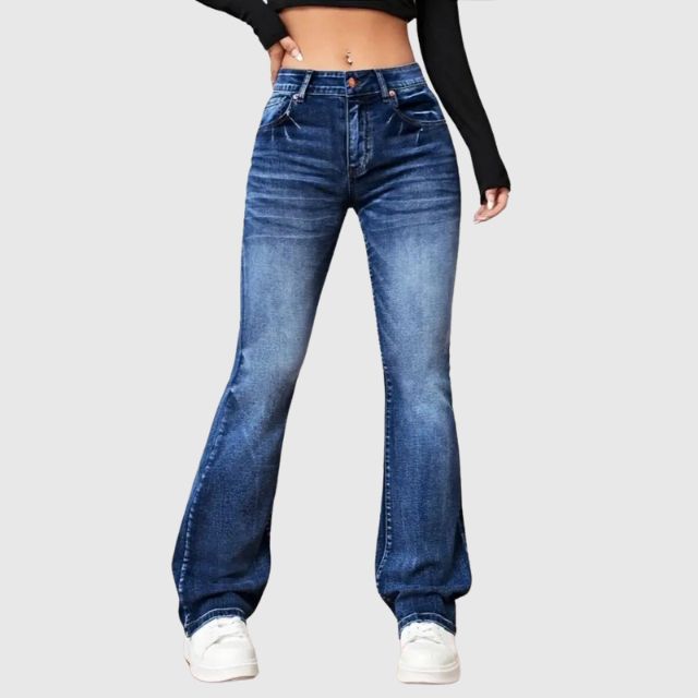 Didi high-waisted flared jeans – de perfecte mix van retro flair en modern comfort. Met een flatterende hoge taille, wijde pijpen en een lichte wassing voor een stijlvolle look. Gemaakt van duurzaam polyester voor een comfortabele pasvorm. Verkrijgbaar in zwart, donkerblauw en lichtblauw, in maten S-2XL. Ideaal voor casual en trendy outfits. Bestel nu en geef je garderobe een tijdloze upgrade!