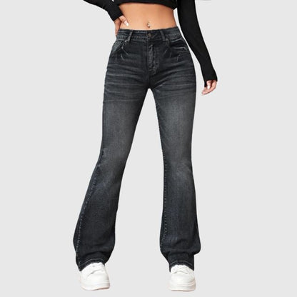 Didi high-waisted flared jeans – de perfecte mix van retro flair en modern comfort. Met een flatterende hoge taille, wijde pijpen en een lichte wassing voor een stijlvolle look. Gemaakt van duurzaam polyester voor een comfortabele pasvorm. Verkrijgbaar in zwart, donkerblauw en lichtblauw, in maten S-2XL. Ideaal voor casual en trendy outfits. Bestel nu en geef je garderobe een tijdloze upgrade!
