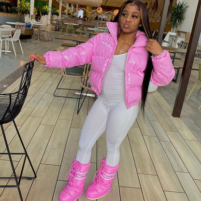 Awiti glanzende cropped pufferjas met PU-leren afwerking voor een gedurfde en moderne look. Deze lichtgewicht jas biedt warmte zonder in te leveren op stijl, perfect voor een edgy wintergarderobe. Verkrijgbaar in zwart, neon groen, roze, rood en geel, maten XS-2XL. De cropped pasvorm en opvallende kleuren maken het een echte statement piece. Upgrade je winterstijl met Awiti en straal zelfvertrouwen uit. Bestel nu en maak een modieuze indruk.