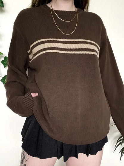 Wendy sweater met klassiek streepdessin – een tijdloze en comfortabele toevoeging aan je garderobe. Met een relaxte pasvorm en warme donkerbruine tint biedt deze trui ultiem comfort en stijl voor casual uitjes, ontspannen weekenden of gezellige dagen thuis. Combineer eenvoudig met jeans of rokken voor een moeiteloze look. Verkrijgbaar in donkerbruin, maten S-XL. Voeg casual elegantie en dagelijks comfort toe aan je outfits met de Wendy. Bestel nu!