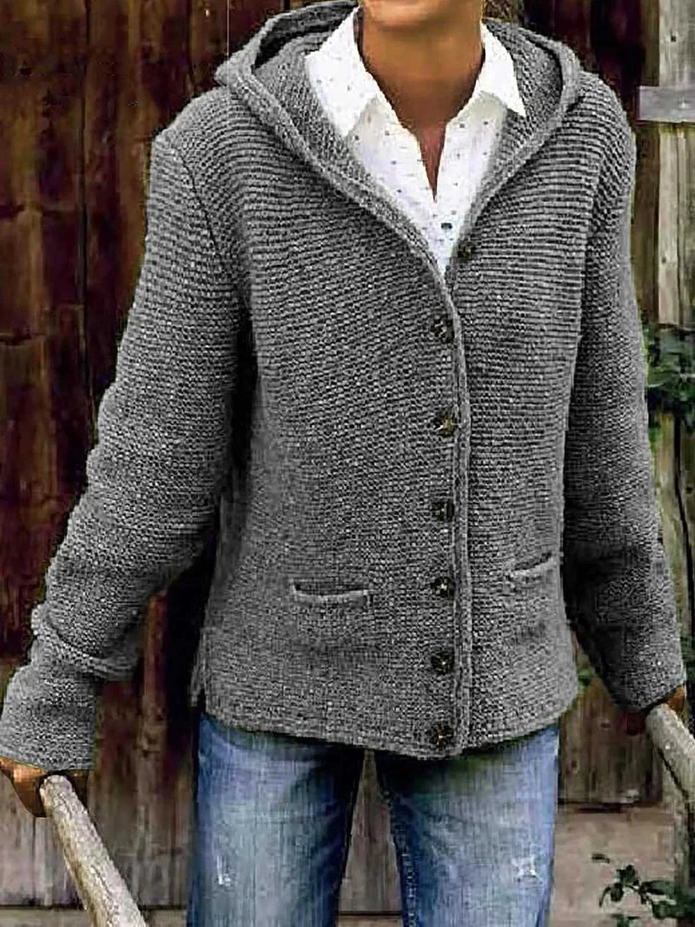 Nada cardigan – een stijlvolle gebreide vest met capuchon voor ultiem comfort en warmte. Gemaakt van duurzaam acryl met een zachte touch. Perfect voor casual outfits en koelere dagen. Verkrijgbaar in groen, geel, grijs, zwart en khaki. Een veelzijdige must-have voor elke garderobe. Bestel nu en ervaar de perfecte mix van knusse warmte en moderne stijl!