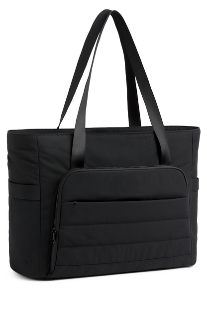 Zwarte Nyla tote bag met ruime inhoud, stevige nylon handvatten en meerdere vakken, geschikt voor laptop tot 15,6 inch en yogamat met 18 liter inhoud