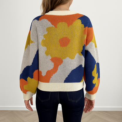Damestrui met bloemendessin in herfstkleuren geel, oranje en blauw – warme gebreide sweater ideaal voor najaar fashion trends en herfst outfits.
