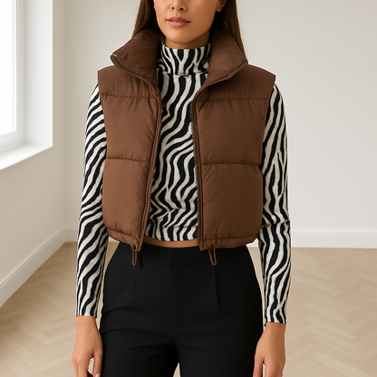 Blijf modieus en warm met onze trendy puffer vest voor dames. Dit veelzijdige kledingstuk is perfect voor het laagjes dragen tijdens koudere maanden en biedt zowel comfort als stijl. Gemaakt van hoogwaardige materialen, zorgt het voor een duurzame en comfortabele pasvorm. Verkrijgbaar in diverse kleuren en maten, past deze puffer vest moeiteloos bij elke outfit. Upgrade je wintergarderobe met dit onmisbare item en ervaar de perfecte combinatie van functionaliteit en mode.