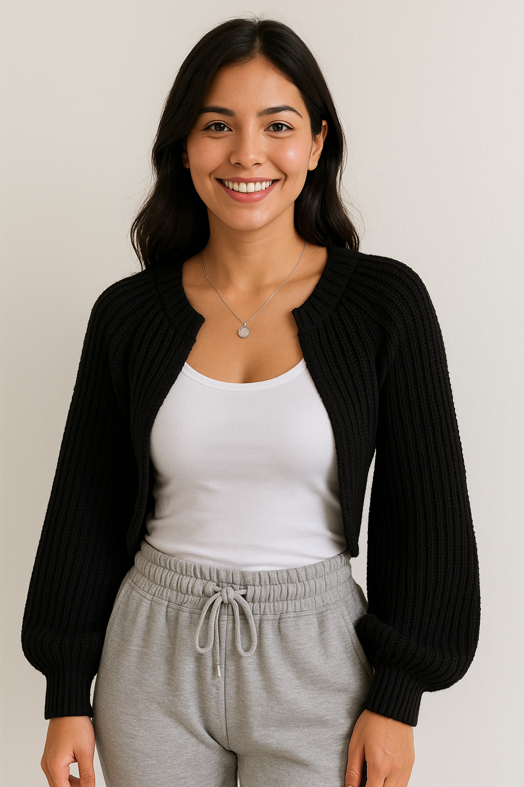 Calla | Voeg knusse elegantie toe aan je garderobe met de Calla gebreide cardigan. Dit stijlvolle vest heeft een zachte textuur, een relaxte pasvorm en is ideaal om te layeren zonder extra volume. Verkrijgbaar in veelzijdige kleuren zoals zwart, beige, grijs en khaki, in één maat die perfect past bij casual en chique outfits. Combineer warmte en stijl met de Calla en geniet van ultiem comfort en veelzijdige styling. Bestel nu jouw perfecte cardigan!