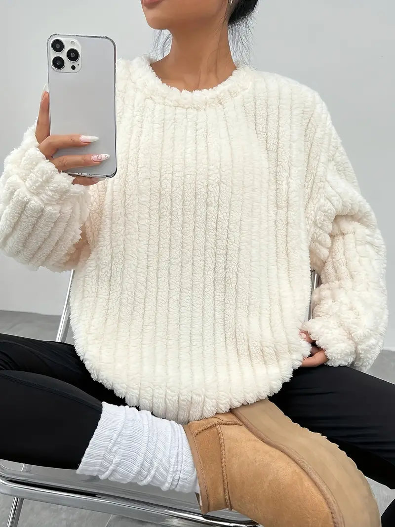  Honora trui: ultieme warmte en stijlvolle eenvoud. Met een zachte ribstructuur en oversized pasvorm is het de perfecte keuze voor koude dagen. Ideaal om te loungen, casual uitjes of als laagjes op frisse dagen. Pluche textuur voor comfort, makkelijk te stylen met jeans, leggings of joggers. Verkrijgbaar in wit, maten M-2XL. Voeg knusse luxe toe aan je garderobe met Honora. Bestel nu en ervaar stijl en warmte bij elke draagbeurt!