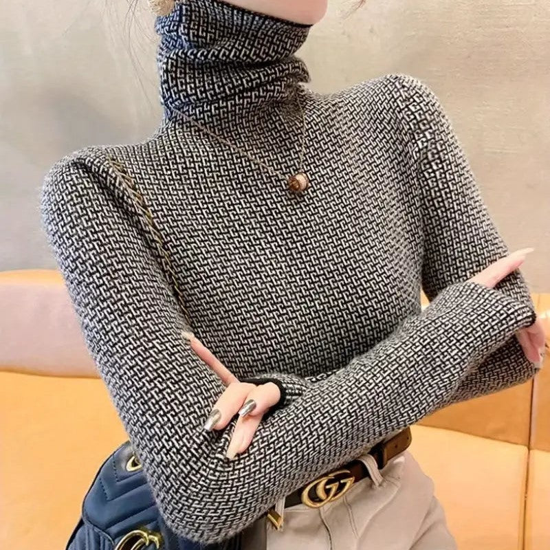 Karina trui met uniek patroon en turtleneck – een must-have voor herfst en winter. Deze elegante trui biedt warmte en comfort dankzij de zachte stretchstof en hoge hals. Perfect voor frisse dagen, gezellige bijeenkomsten of als laag onder jassen. Combineer moeiteloos met jeans, rokken of broeken voor elke gelegenheid. Verkrijgbaar in zwart, maten S-L. Voeg stijl en verfijning toe aan je garderobe met de Karina. Bestel nu!