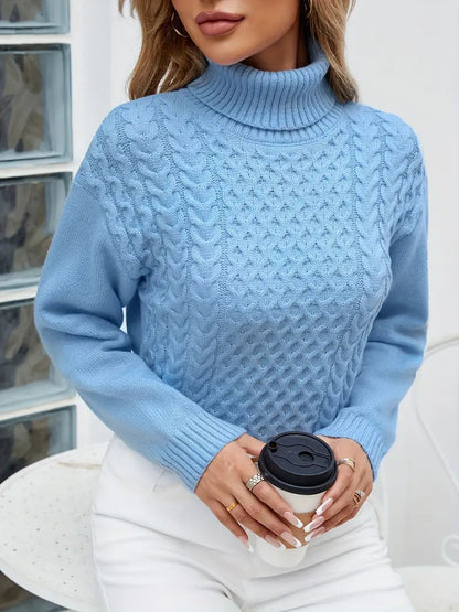 Geef je wintergarderobe een upgrade met de Greetje kabelgebreide trui in hemelsblauw. Deze stijlvolle trui met chique colkraag biedt ultieme warmte en comfort, perfect voor weekenduitjes, casual werkdagen en knusse avonden thuis. Het elegante kabelpatroon en de ontspannen pasvorm combineren moeiteloos met jeans, rokken of leggings. Bestel nu en ervaar tijdloze charme en ongeëvenaard comfort!