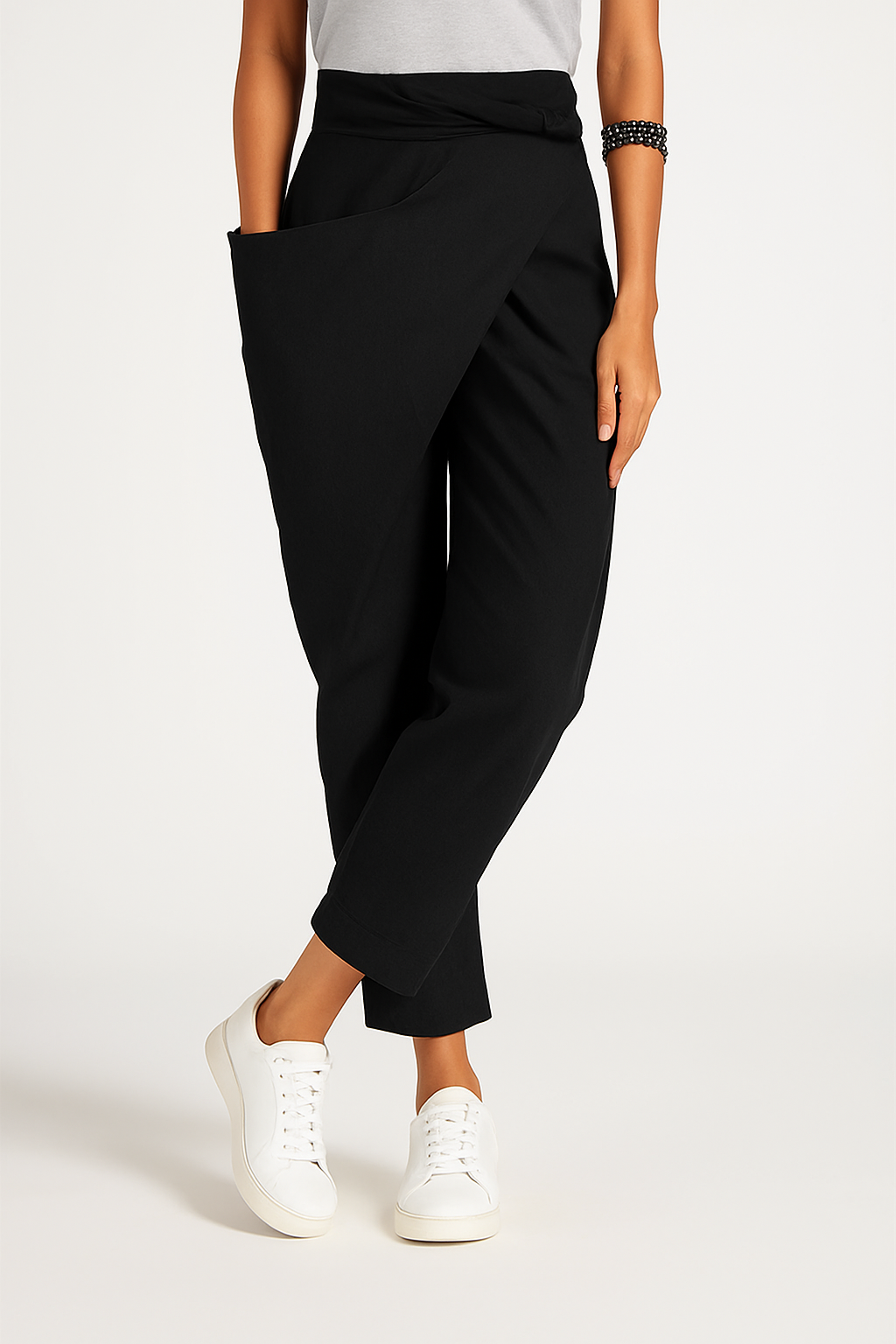 Tine broek – veelzijdige stijl en ultiem comfort. Gemaakt van duurzame stretchstof voor een ademende, lichtgewicht pasvorm. De pull-on sluiting, hoge taille en asymmetrisch design met zijzak bieden zowel functionaliteit als mode. Verkrijgbaar in zwart, grijs, groen, khaki en donkerblauw, in maten XS-3XL. Perfect voor casual tot chique looks. Upgrade je garderobe met deze veelzijdige broek, ideaal voor elke gelegenheid. Bestel nu en ervaar topkwaliteit en moeiteloze stijl!