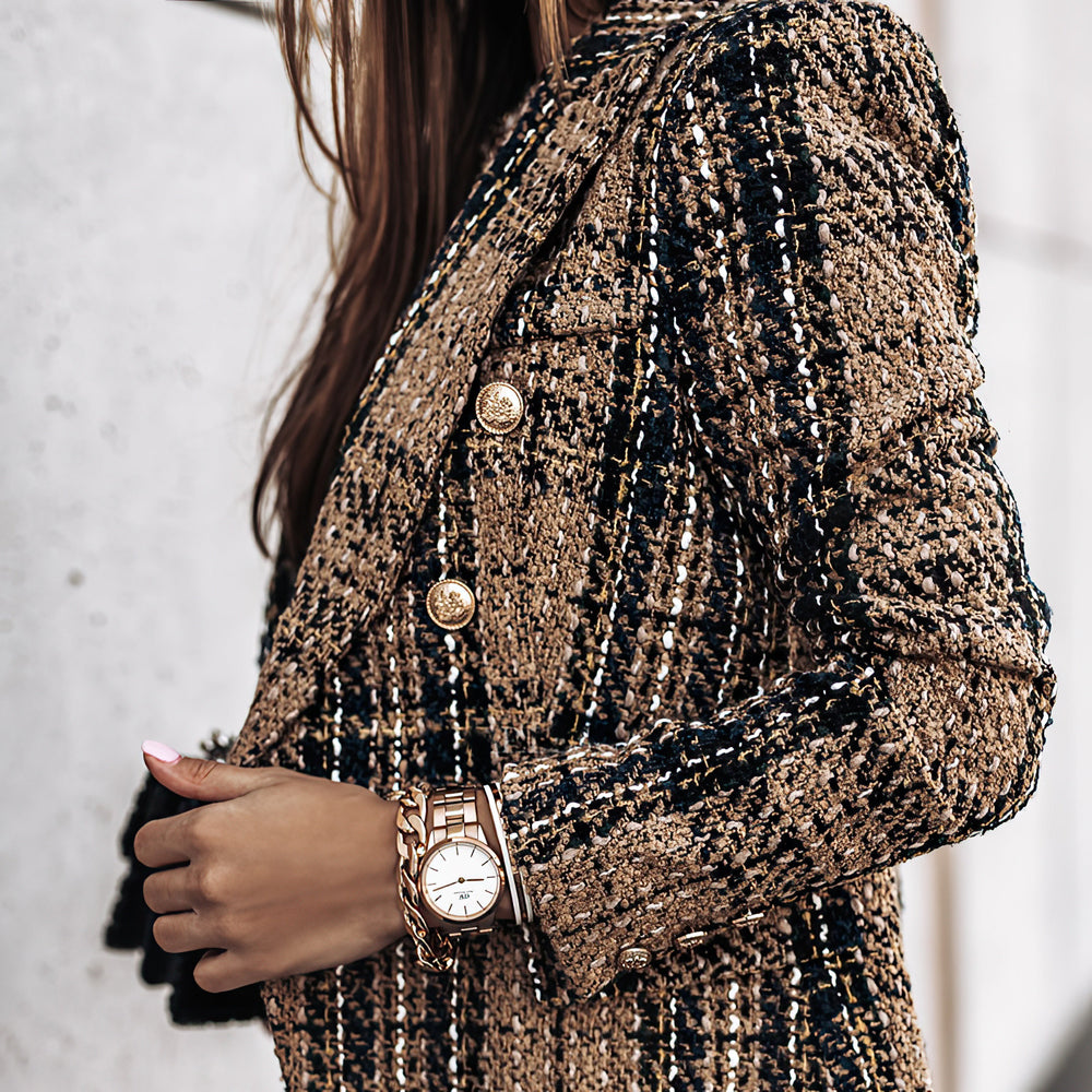 Celestine | Voeg tijdloze stijl en verfijning toe aan je garderobe met de Celestine geruite blazer. Met een getailleerde pasvorm, klassieke knoopaccenten en stijlvolle kleuren zoals groen, bruin, rood en crème, is deze blazer ideaal voor werk, sociale evenementen en casual uitjes. Beschikbaar in maten XS-XL. Combineer veelzijdigheid en elegantie met de Celestine en geef elke outfit een chique upgrade. Bestel nu jouw perfecte blazer!