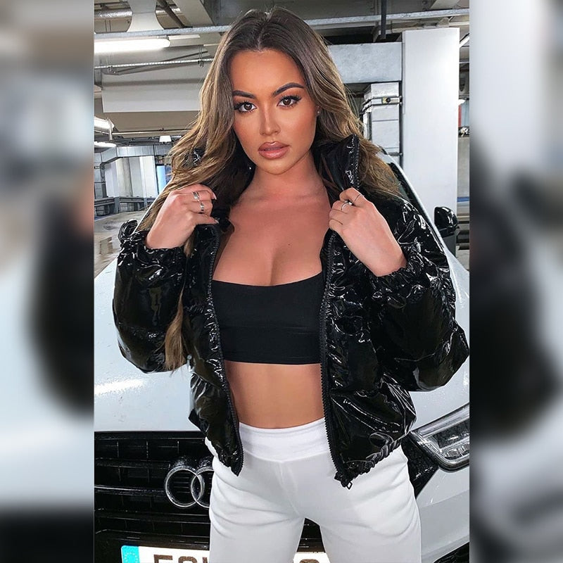 Awiti glanzende cropped pufferjas met PU-leren afwerking voor een gedurfde en moderne look. Deze lichtgewicht jas biedt warmte zonder in te leveren op stijl, perfect voor een edgy wintergarderobe. Verkrijgbaar in zwart, neon groen, roze, rood en geel, maten XS-2XL. De cropped pasvorm en opvallende kleuren maken het een echte statement piece. Upgrade je winterstijl met Awiti en straal zelfvertrouwen uit. Bestel nu en maak een modieuze indruk.