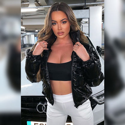 Awiti glanzende cropped pufferjas met PU-leren afwerking voor een gedurfde en moderne look. Deze lichtgewicht jas biedt warmte zonder in te leveren op stijl, perfect voor een edgy wintergarderobe. Verkrijgbaar in zwart, neon groen, roze, rood en geel, maten XS-2XL. De cropped pasvorm en opvallende kleuren maken het een echte statement piece. Upgrade je winterstijl met Awiti en straal zelfvertrouwen uit. Bestel nu en maak een modieuze indruk.